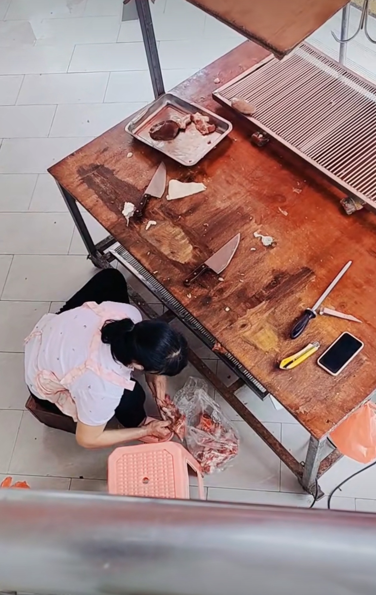 这是犯罪！6月3日广东， 女子无意间发现商家偷偷往猪肉上涂抹硼砂,自称农家黑猪肉,见人来就收,没人的时候就鬼鬼祟祟地抹！太坏了！