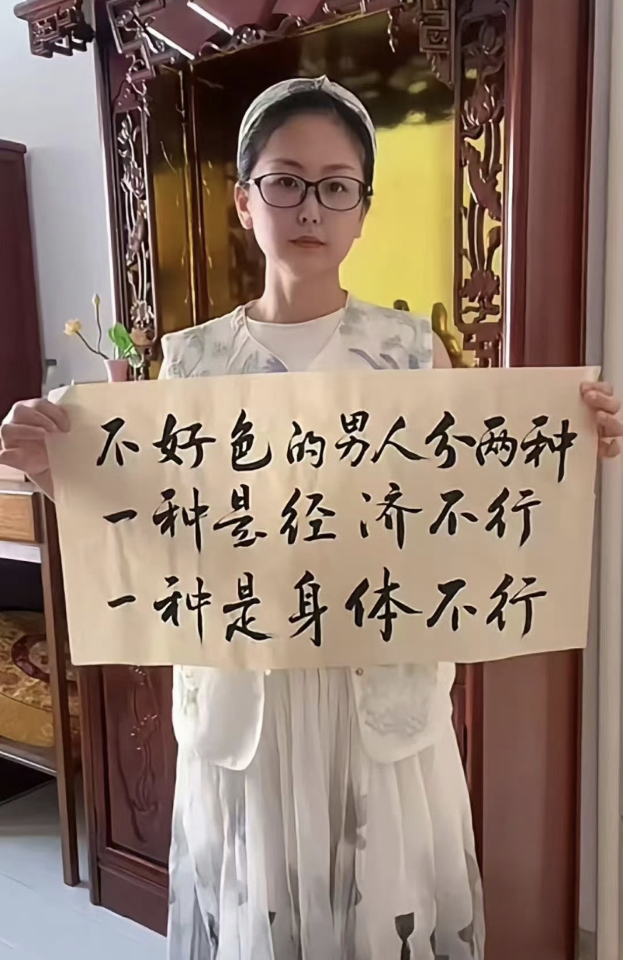 虽说两者互为因果，但起决定性作用的还是经济。在马克思那里，经济是自动发展的，人只是经济的奴隶。