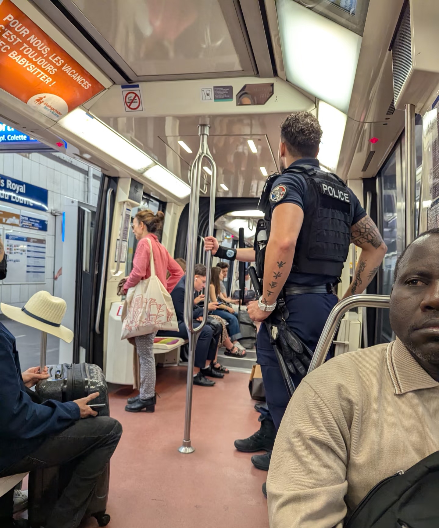 巴黎警察这个文身笑死了
纹身师傅也二，
顺序应该是 水木金火土 吧？