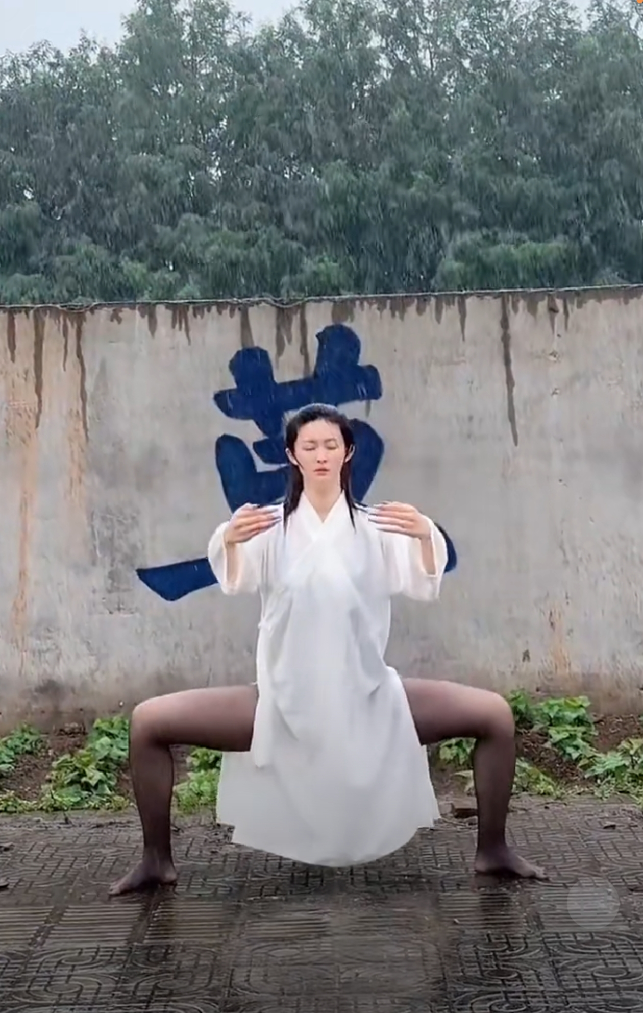 美女身后的墙上，究竟是什么字？