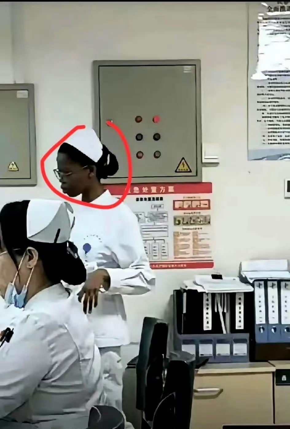 这个妹子应该是在中国医院实习的吧？