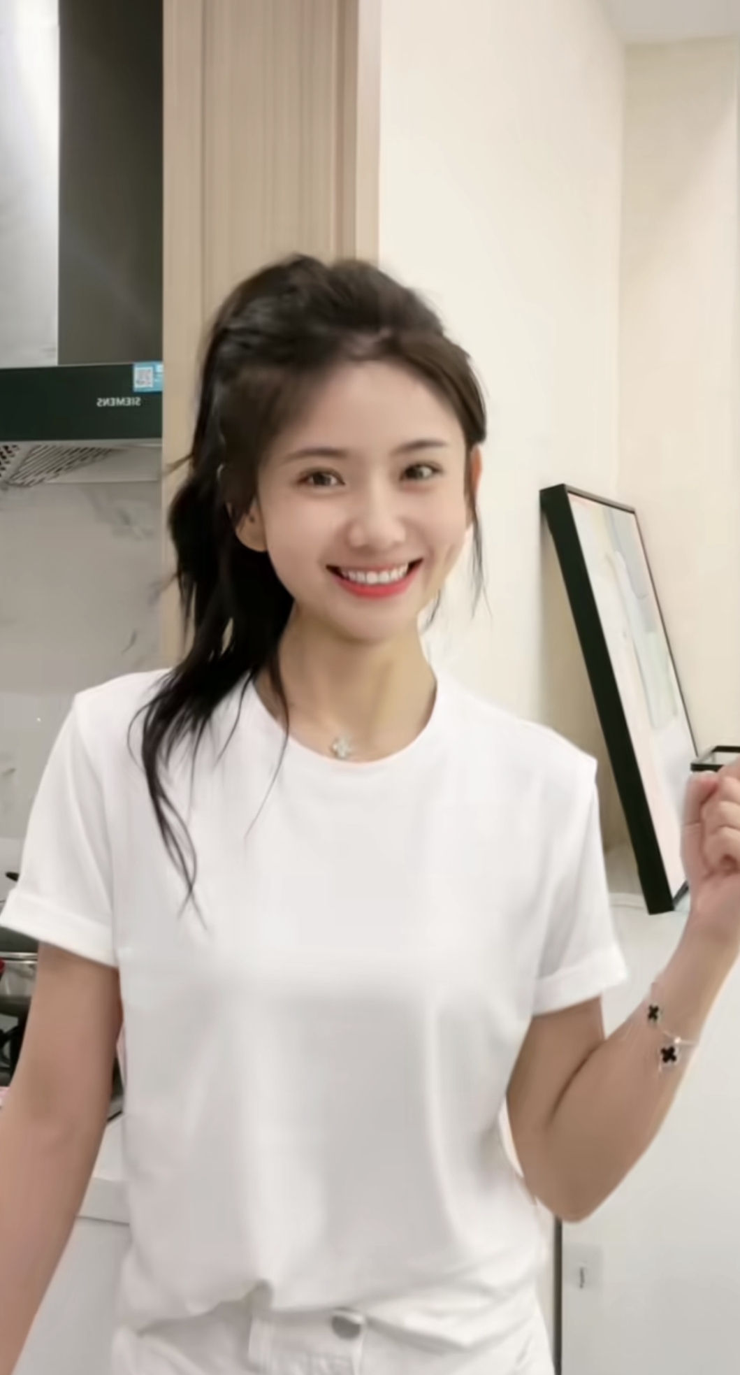 笑容甜美，纯真无邪。
