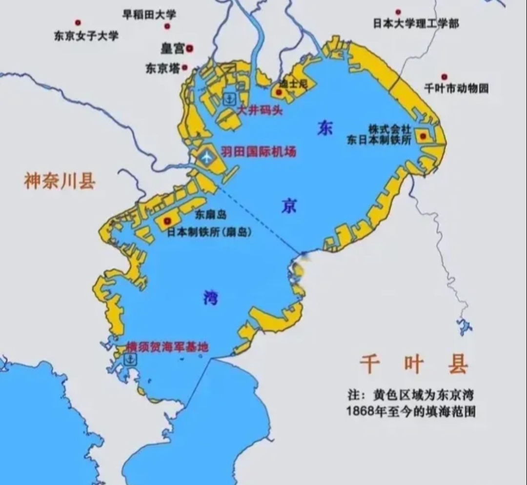 东京湾确实是世间少有的天然良港，由两个半岛环抱，留有一个小开口，这里港阔水深，风浪还小，港湾内环境保护得很好。

东京湾内有多个港口相互连接，年通航量和货物吞吐量相当可观。仅东京港年吞吐量就有8000
