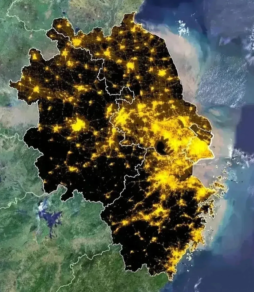 实事求是的讲，论城市规模，长三角地区除了上海之外，排名第二至第五应该是杭州、南京、苏州和无锡，但论生活水平和发达程度，排名应该是苏州、杭州、无锡、南京。

现在的杭州城区是原杭州+萧山市区+富阳市区+