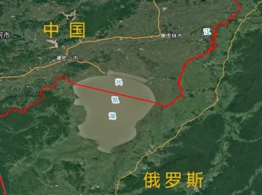 曾经的东北第一大湖泊，如今成了界湖，而且只有三分之一在中国境内！

兴凯湖原本是中国境内的一个湖泊，面积4380平方公里，其中北方1080平方公里属于中国。

在以前，兴凯湖是中国东北最大的湖泊，后来