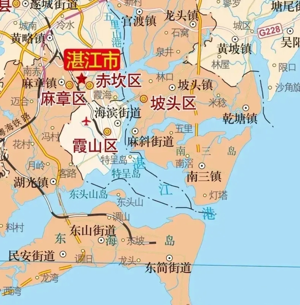 湛江港港阔水深，三面环岛，可以停靠大型船舶，可以阻挡大风。类似的还有连云港，这种绝佳海港，为什么没有发展起来呢？

港口要做大，首先所在母城要有足够的经济体量，有足够的进出口贸易支撑，不能全部指望腹地