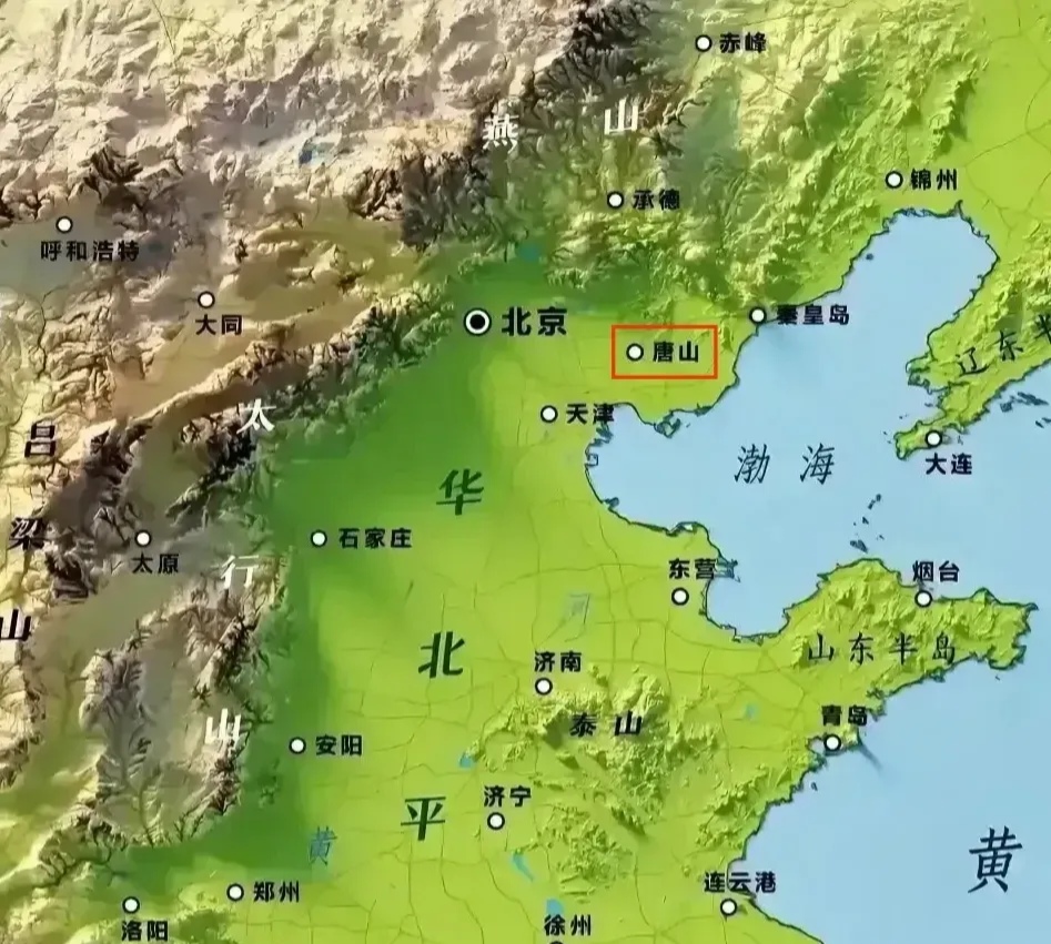 唐山到底算不算滨海城市？

你说是吧，市区离海边有60公里，开车得好一会儿，和青岛那种沿海而建的城市不是一回事。

你说不是吧，它又是典型的是港口城市，管辖漫长的海岸，唐山海鲜还很有名，全国一绝。