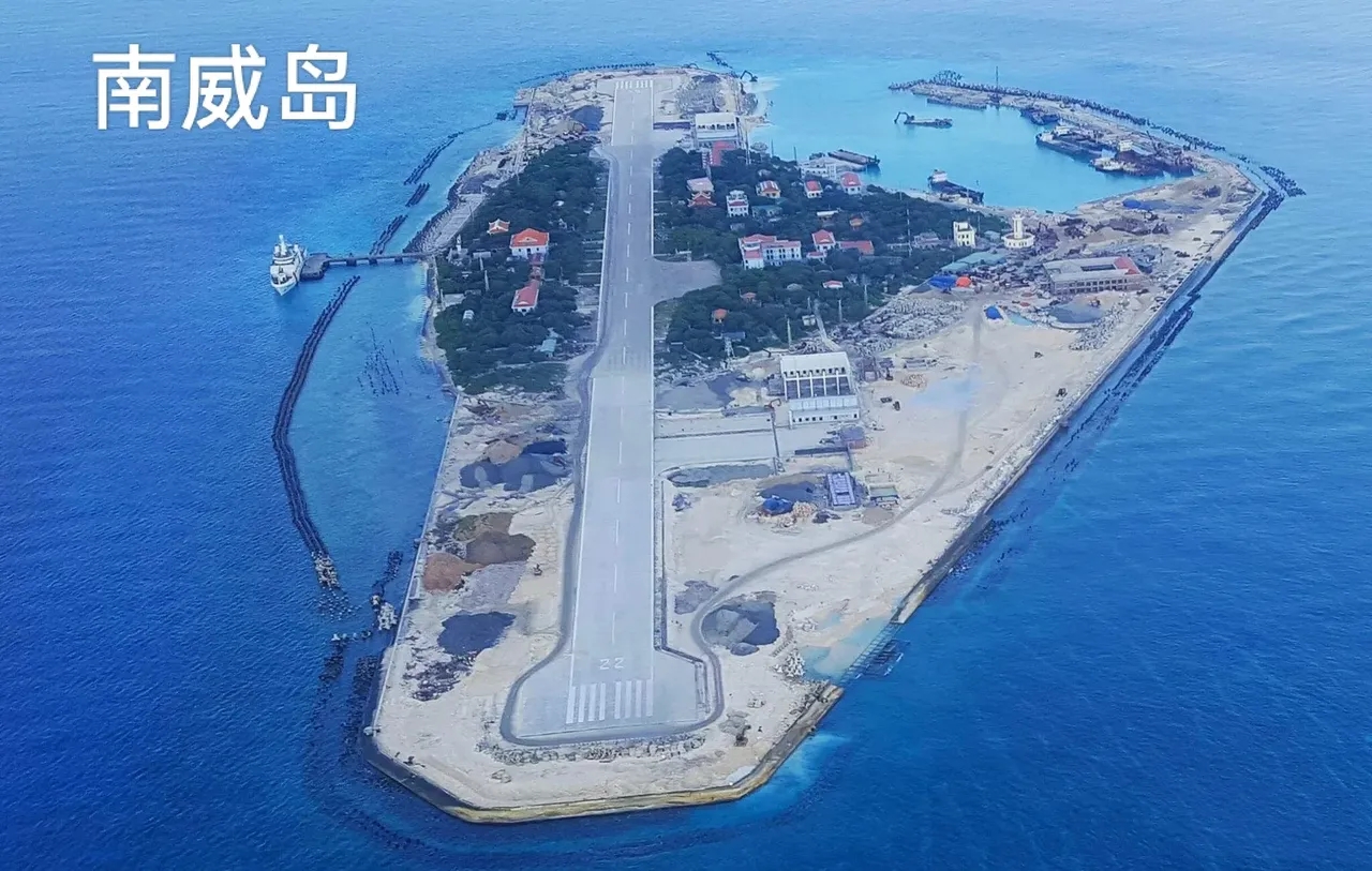 越南是占领中国岛礁最多的国家，并且没有之一。

1974年被南越侵占的南威岛（后来越南统一，北越继承。）是越南占据南沙群岛第一线军事指挥中心所在地，在岛上常年驻守的士兵有550名左右，并通过不断的填海