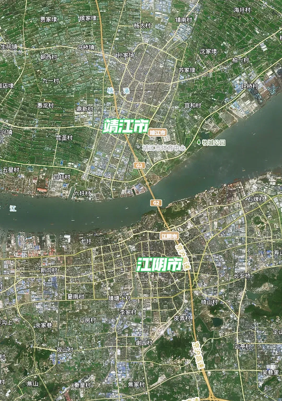 江苏这两个县级城市，挨得太近了，不知道的还以为是一个城市！

江阴和靖江隔江相望，分属无锡市和泰州市，江阴的规模更大，经济也更强，两个城市的GDP总和超6000亿，堪比经济规模比较大的地级城市。可惜他