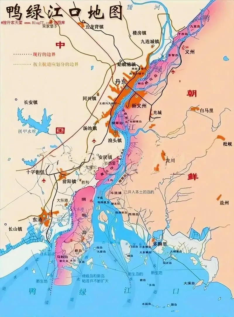 鸭绿江更像是朝鲜的内河，出海口处基本上归朝鲜所有。

仔细看地图，你会发现靠近中国一侧的岛屿属朝鲜，甚至这些岛屿和中国大陆已连成一片。靠近中方一侧的绸缎岛、黄金坪、上岛和下岛等，因为属于朝鲜领土，也就