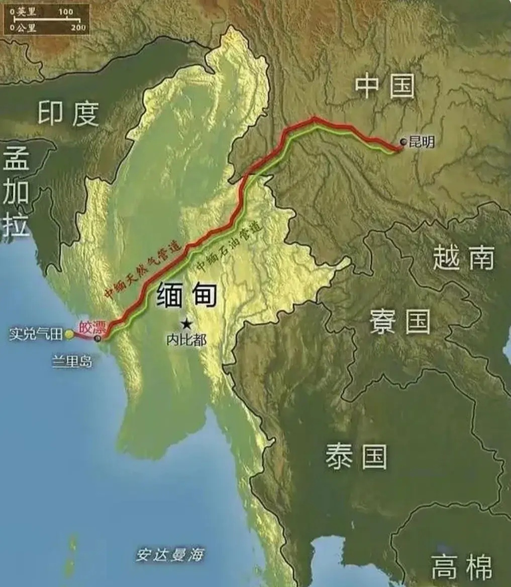 中缅油气管道是继中亚油气管道、中俄原油管道、海上通道之后的第四大能源进口通道，它成功绕开了马六甲海峡，洞穿了东南亚陆地阻隔，对我们来说无比重要。

它包括原油管道和天然气管道，从缅甸西海岸皎漂港东南方