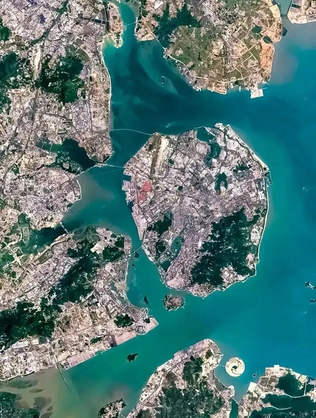 其实厦门不算小，整个厦门市面积和新加坡差不多大，应该说发展空间是够的。

过去，厦门主要精力放在只有158平方公里的厦门岛，主要开发这个岛，岛外很多地方一直处于未开发状态，因此也就有“宁要岛内一张床，