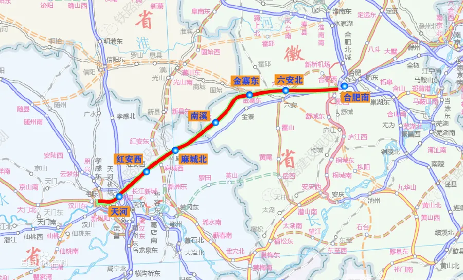 沿江高铁安徽段很有意思，设站少不说，还有2个是乡镇站。

沿江高铁从安徽横贯而过，不过安徽的地形特点就是东西短、南北长，所以只经过滁州、合肥和六安3个地级市。

沿江高铁安徽段分为两部分，一部分是北沿
