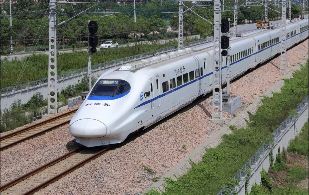 从目前的情况来看，湖北省在高铁建设方面落后于安徽省。这一现象反映了不同地区在政策支持和投资方面的差异。安徽得到了充分的扶持，而湖北则受到了较严重的打压。

尽管湖北目前处于落后地位，但随着时间的推移，