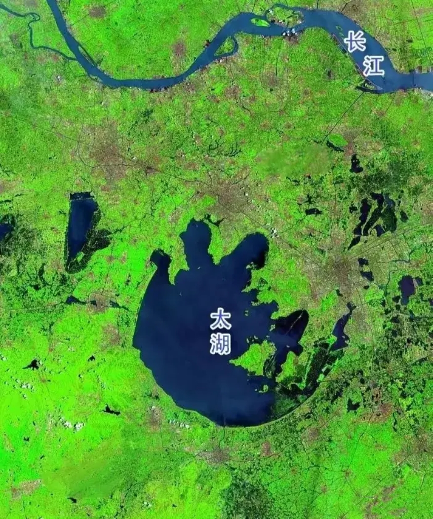 太湖实在太浅了，应加大清淤力度。目前太湖平均深度不足2米，如果平均深度有5米，太湖的淡水库容量将翻一倍多。

不过挖深这么多淤泥放哪呢？有人算过，如果把太湖挖深5米，挖出的淤泥足有75亿吨，要知道长江