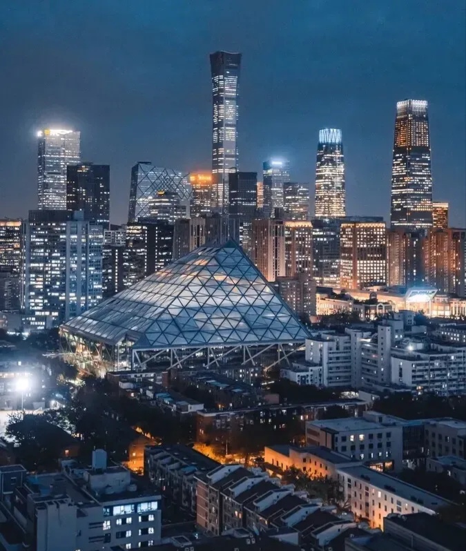 发现一个现象，北上广深等一线城市除了房价高、教育比较费钱以外，其他生活成本实际上不比其他城市贵，有些甚至还更便宜。
比如汽车、交通，还有水果、食物啥的，价格都很亲民，没有比中西部城市贵。路边小餐馆20