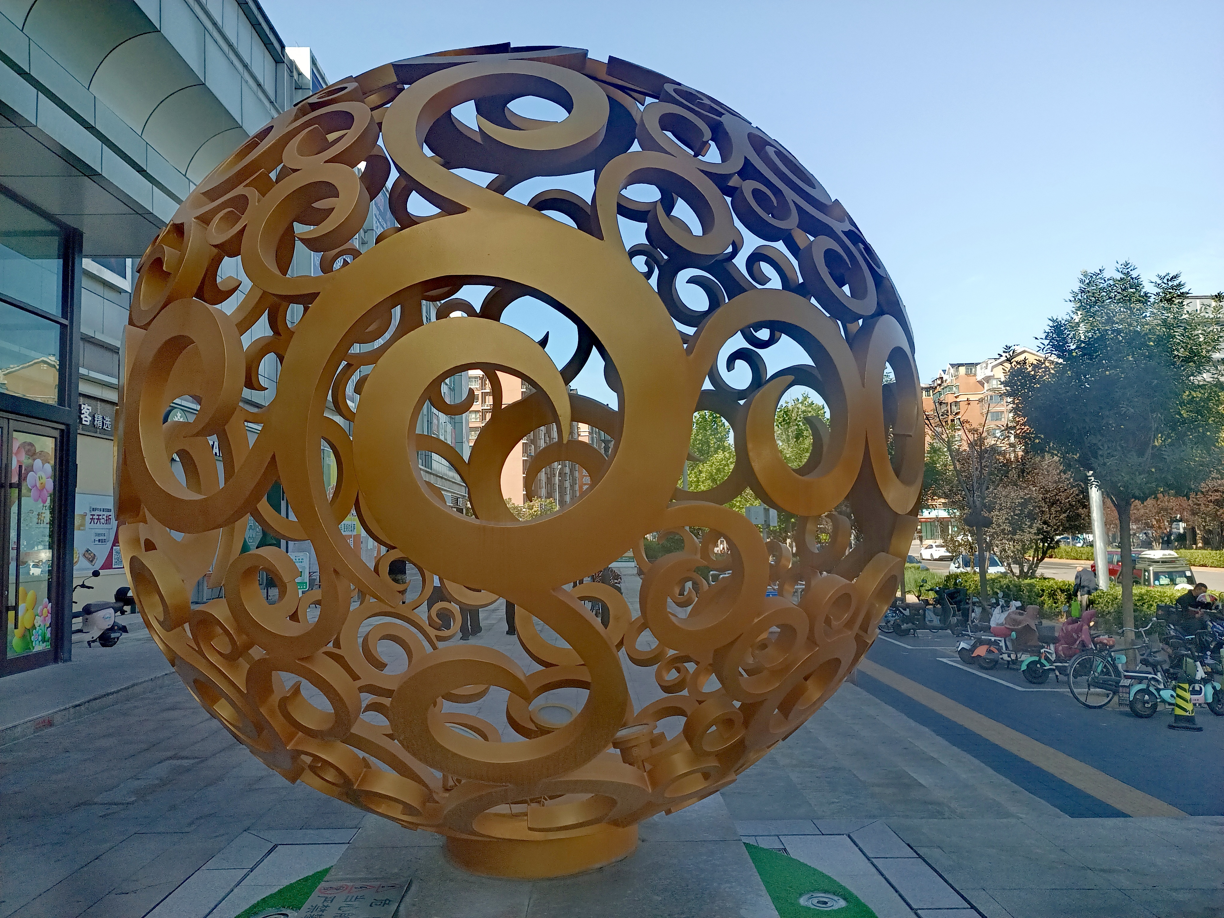 漩涡球雕塑：
现代艺术雕塑，抽象线条的魅力，城市中的艺术气息，发现生活之美。。
