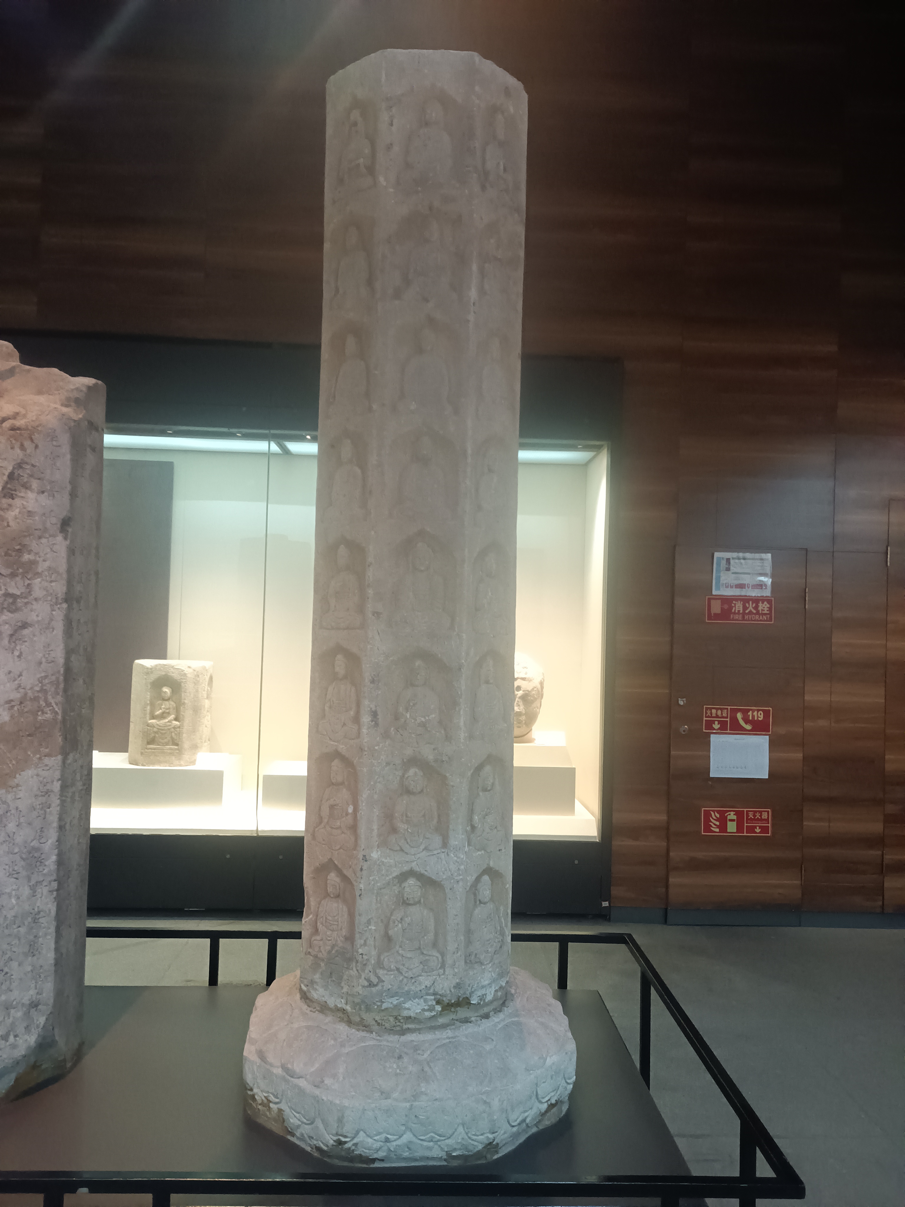 六十二佛造经像幢：
探秘千年佛塔，感受历史的沉淀与庄严。