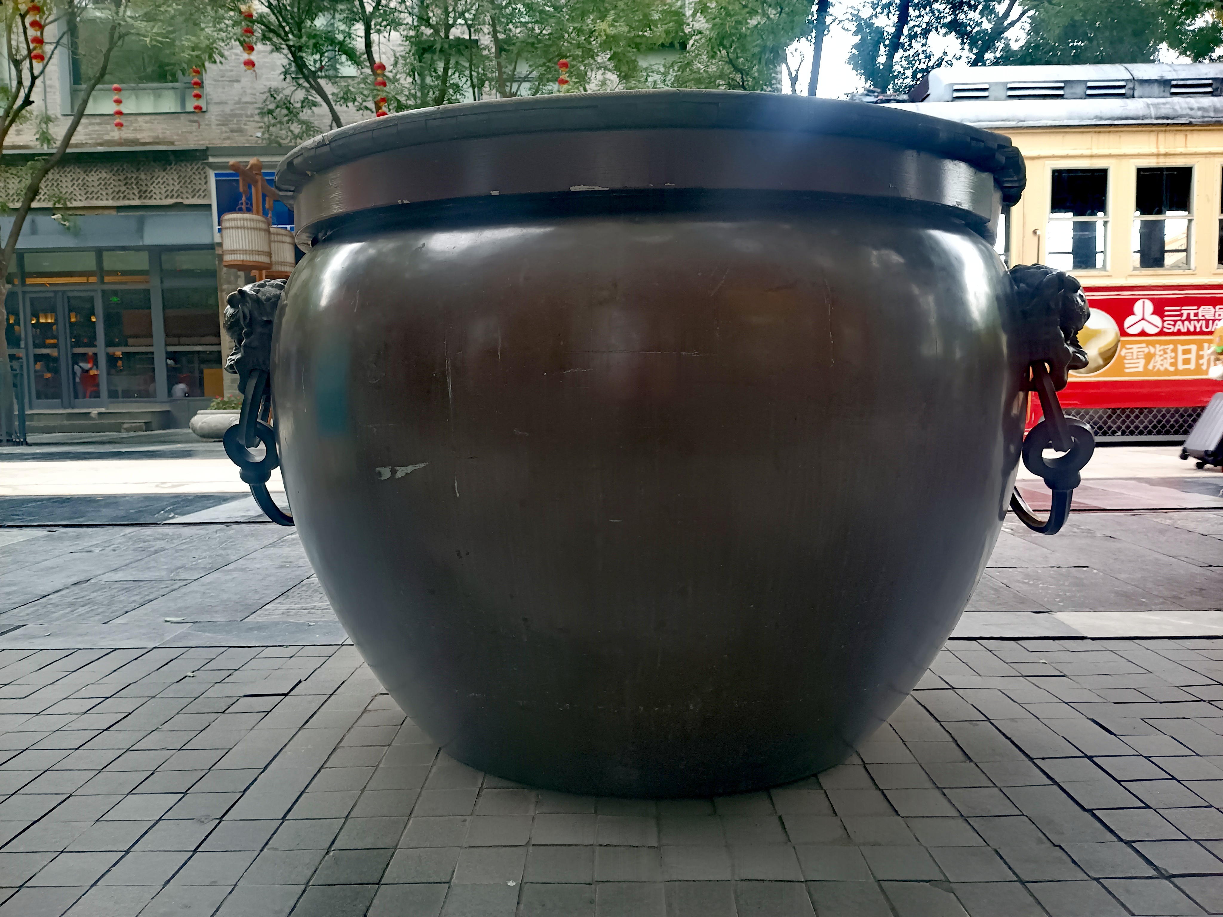 大铜锅：
古风铜炉，威严神兽守护，尽显东方韵味。