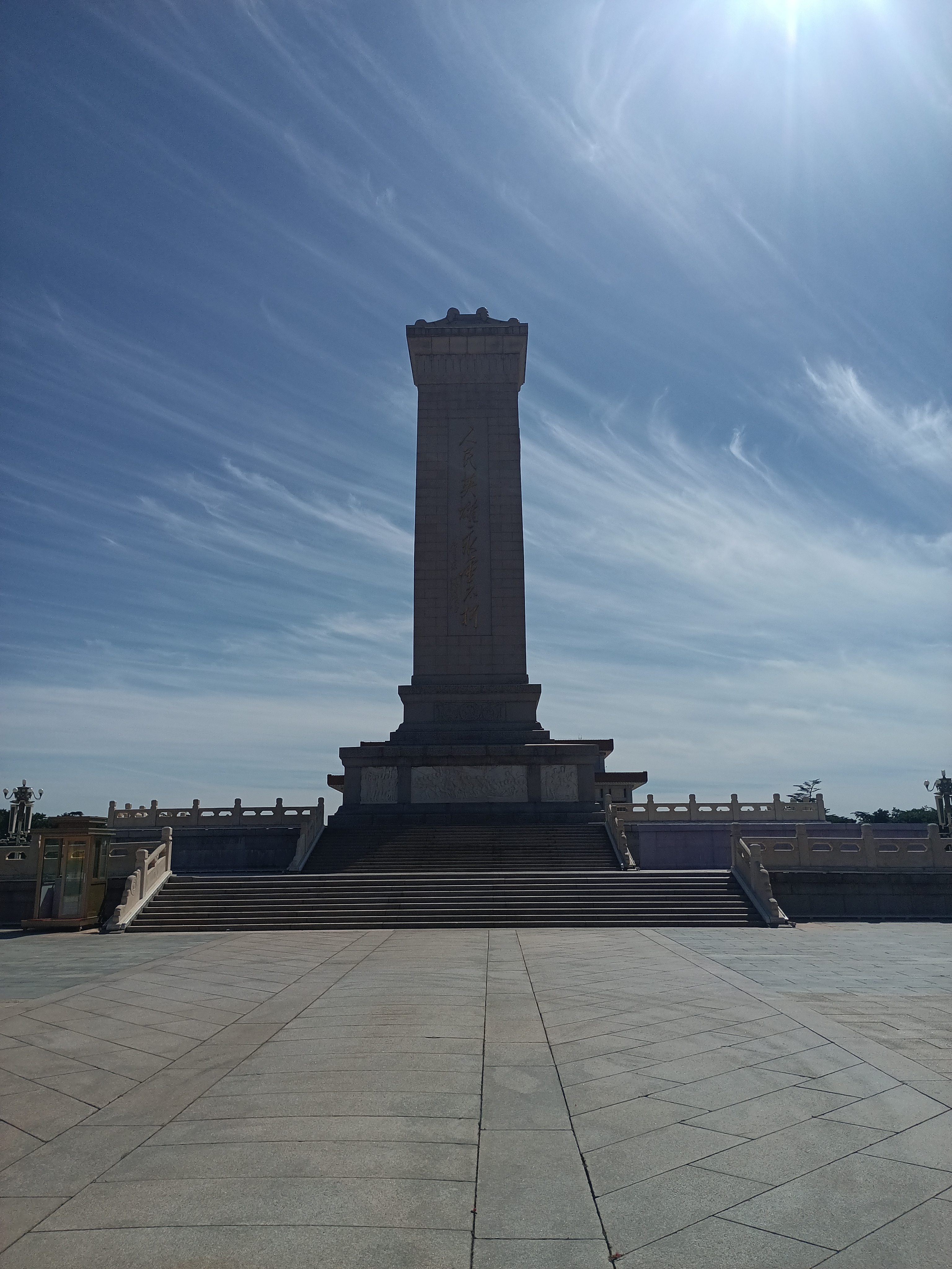 人民英雄纪念碑：
抬头望去，是那巍峨的纪念碑，历史的丰碑，永远的铭记。