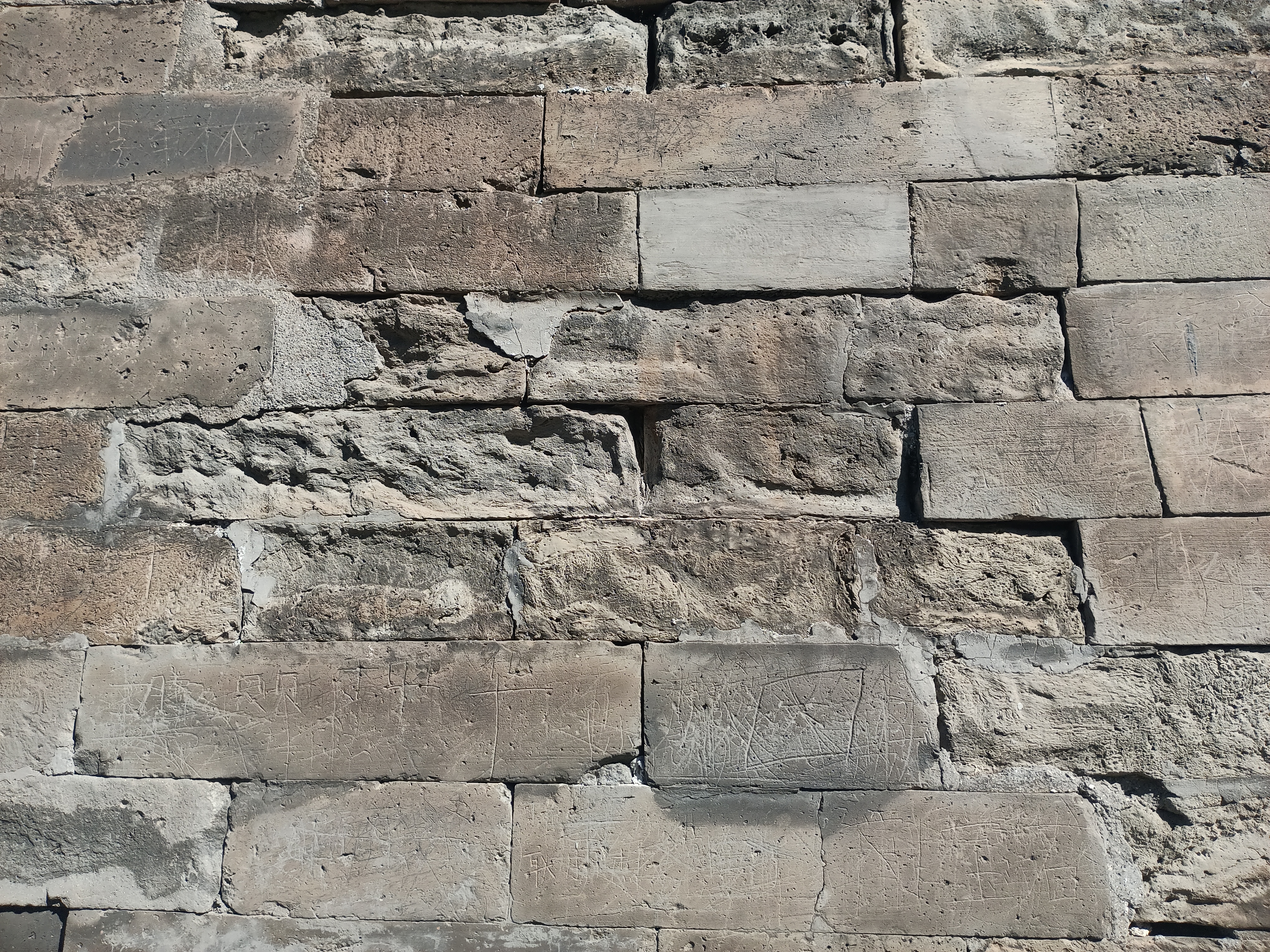 故宫古城墙：
这古老古墙的纹理真有历史沧桑感，每块砖都在诉说着岁月的痕迹，见证着历史的秘密。