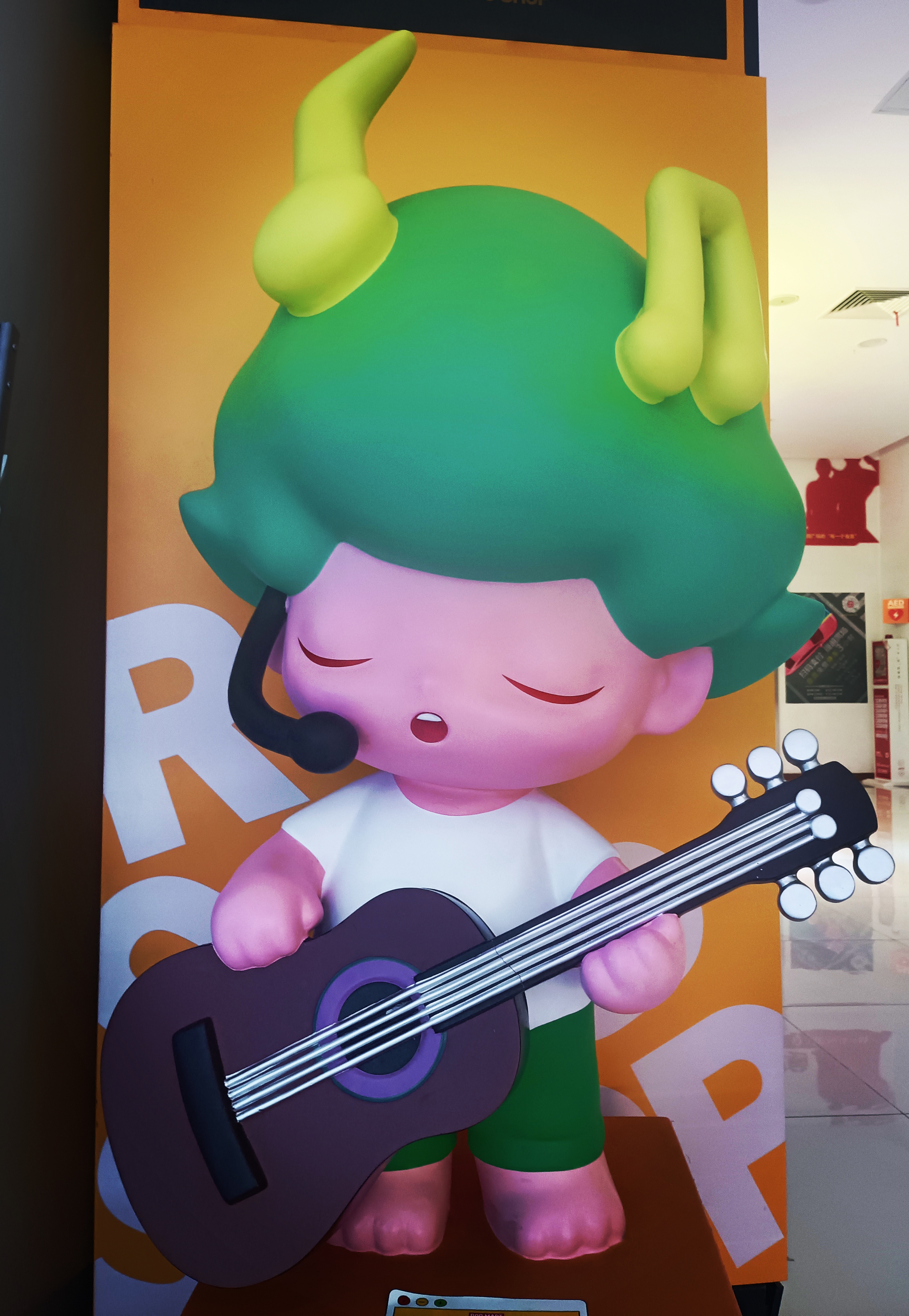 手持吉他的卡通造型：
萌趣小精灵弹奏吉他，色彩斑斓，动人的旋律即将响起，超治愈！🎸🌈