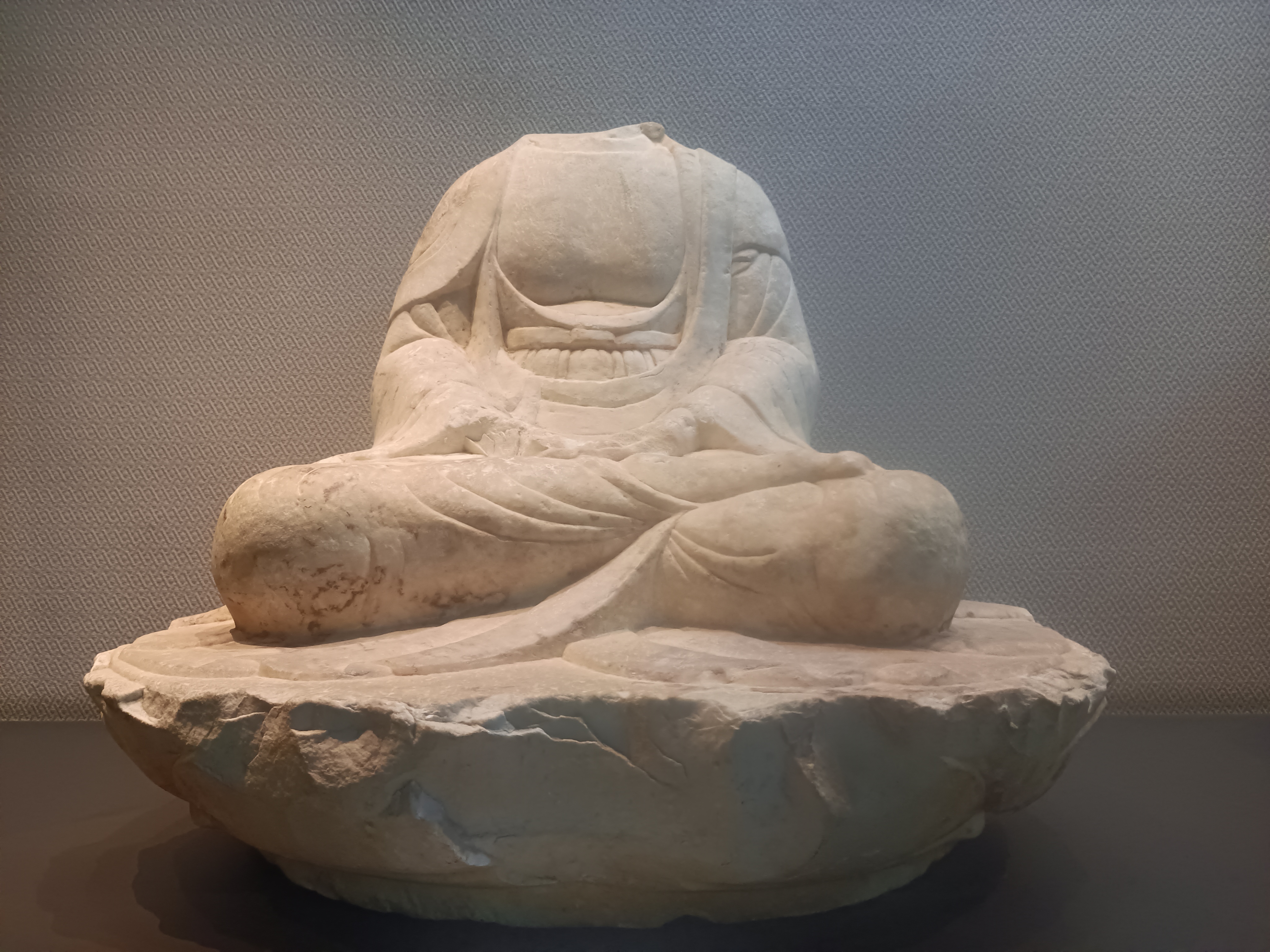 残缺石雕佛像：
千年佛像静坐，岁月沉淀的宁静之美。