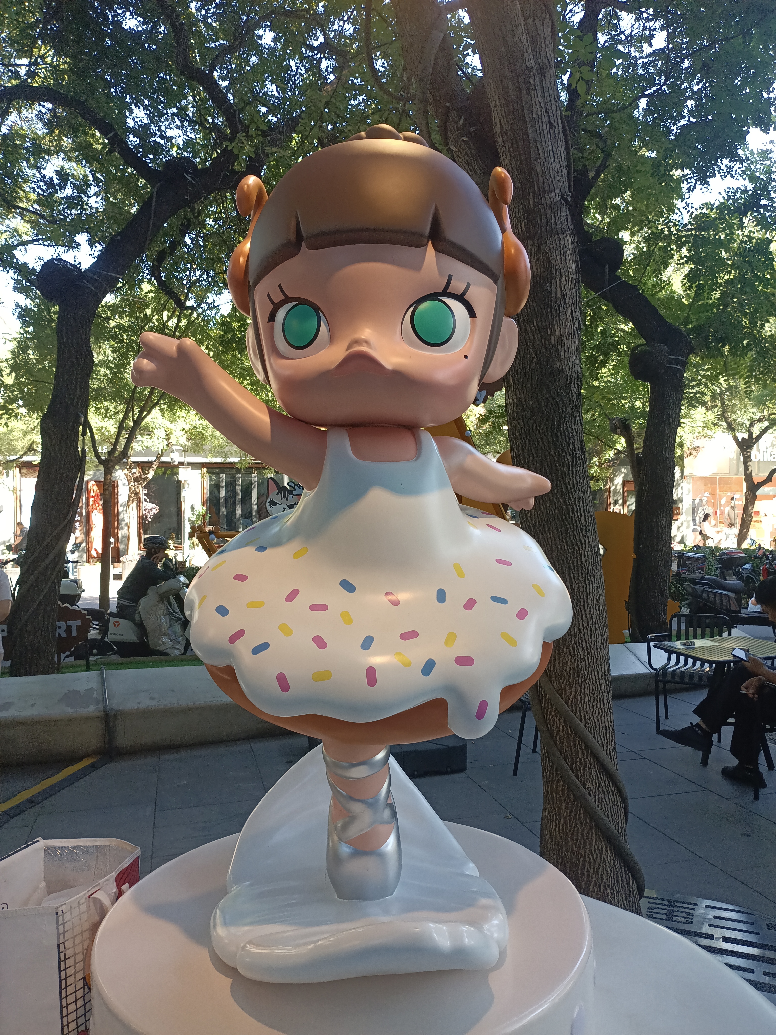 甜圈小女孩雕塑：
萌趣的卡通人物雕像，色彩斑斓的裙子，就像从童话里走出来的！童趣满满！🎠💖