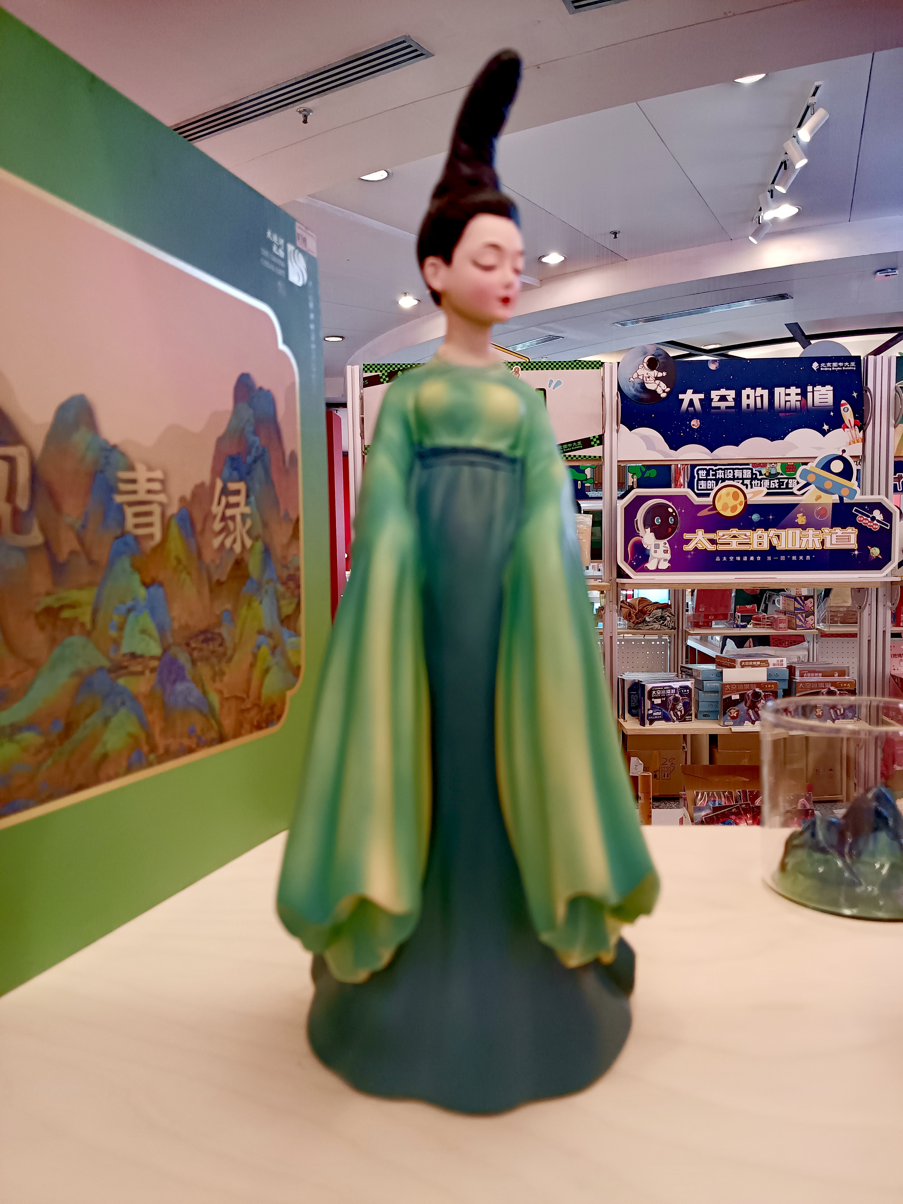 又见青兰：
探索颜色世界的奥妙，感受青绿瓷器的韵味。艺术之美，在这件艺术品中悄然绽放。