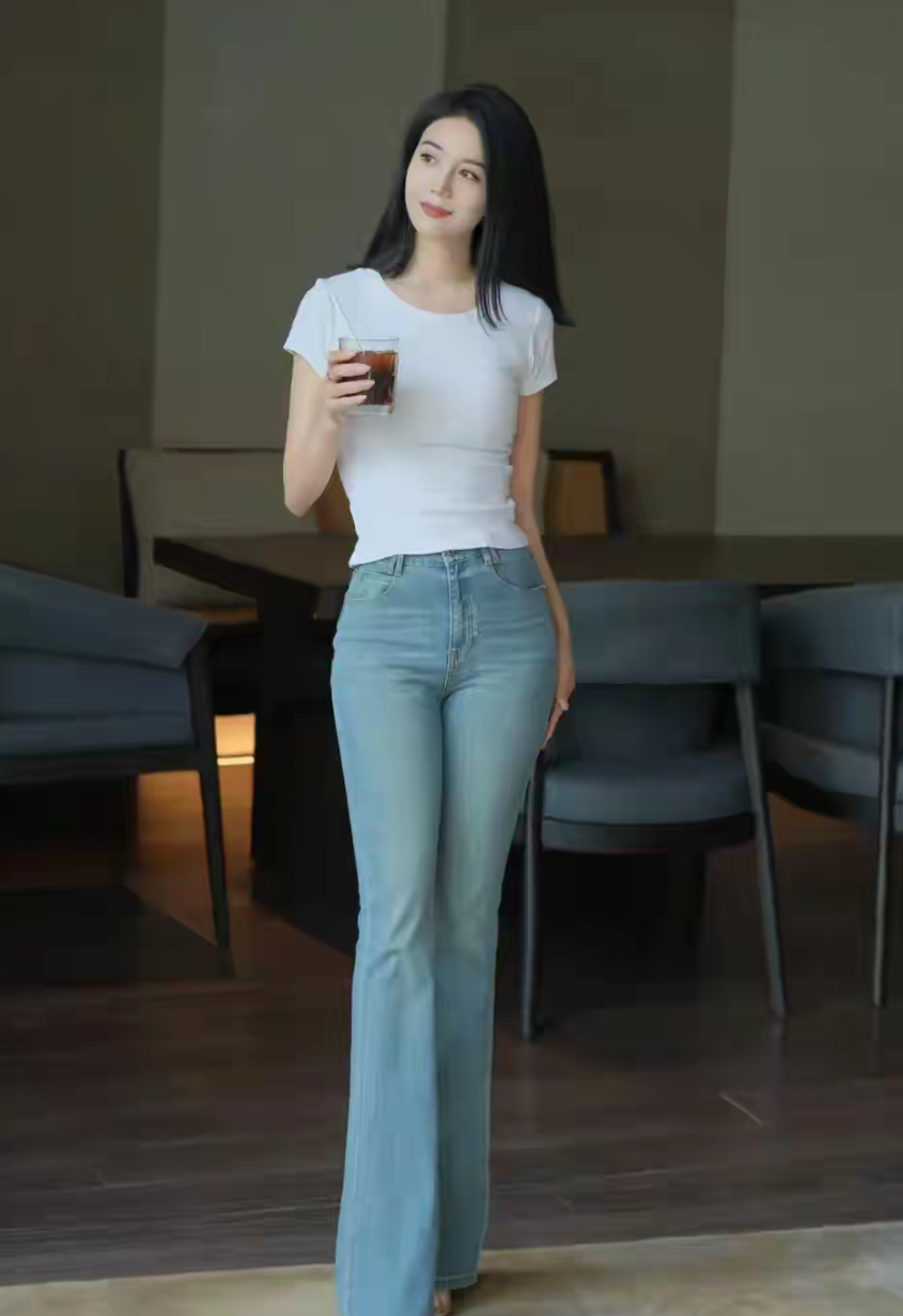 白T+微喇牛仔裤，慵懒松弛感的正确打开方式
 
在时尚的坐标轴里，有些穿搭是永恒的锚点，白T配微喇牛仔裤便是如此，轻松勾勒出独属于日常的松弛美学。
 
基础款白T以极简姿态，诠释着“less is m