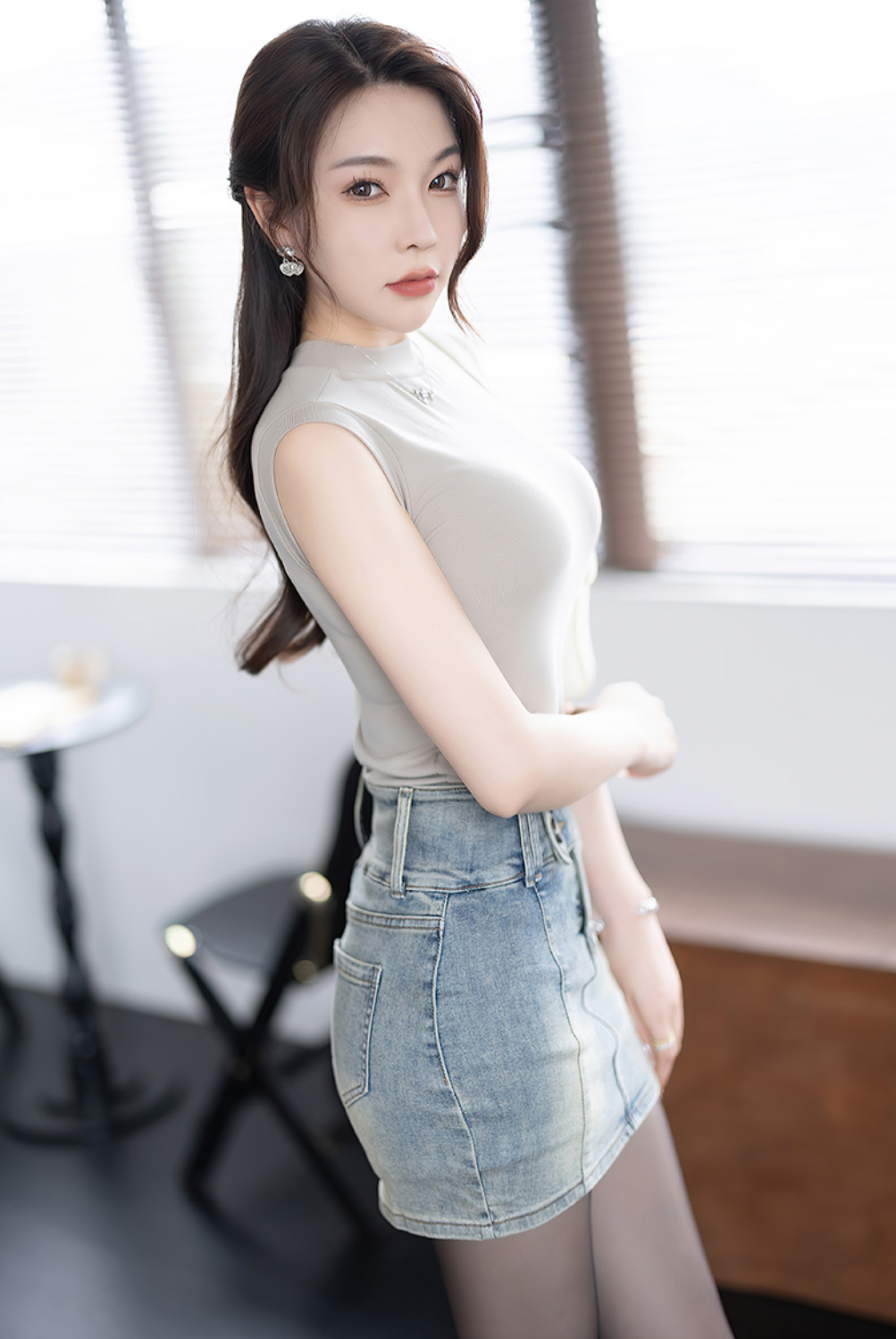 轻甜酷感：衣橱里的多元魅力
 
在时尚的舞台上，总有些搭配能巧妙融合不同风格，演绎出独特魅力， 就如眼前这套穿搭。
 
浅卡其无袖上衣简约修身，勾勒出流畅身形，高领设计在利落中带着一丝内敛 ，宛如都市