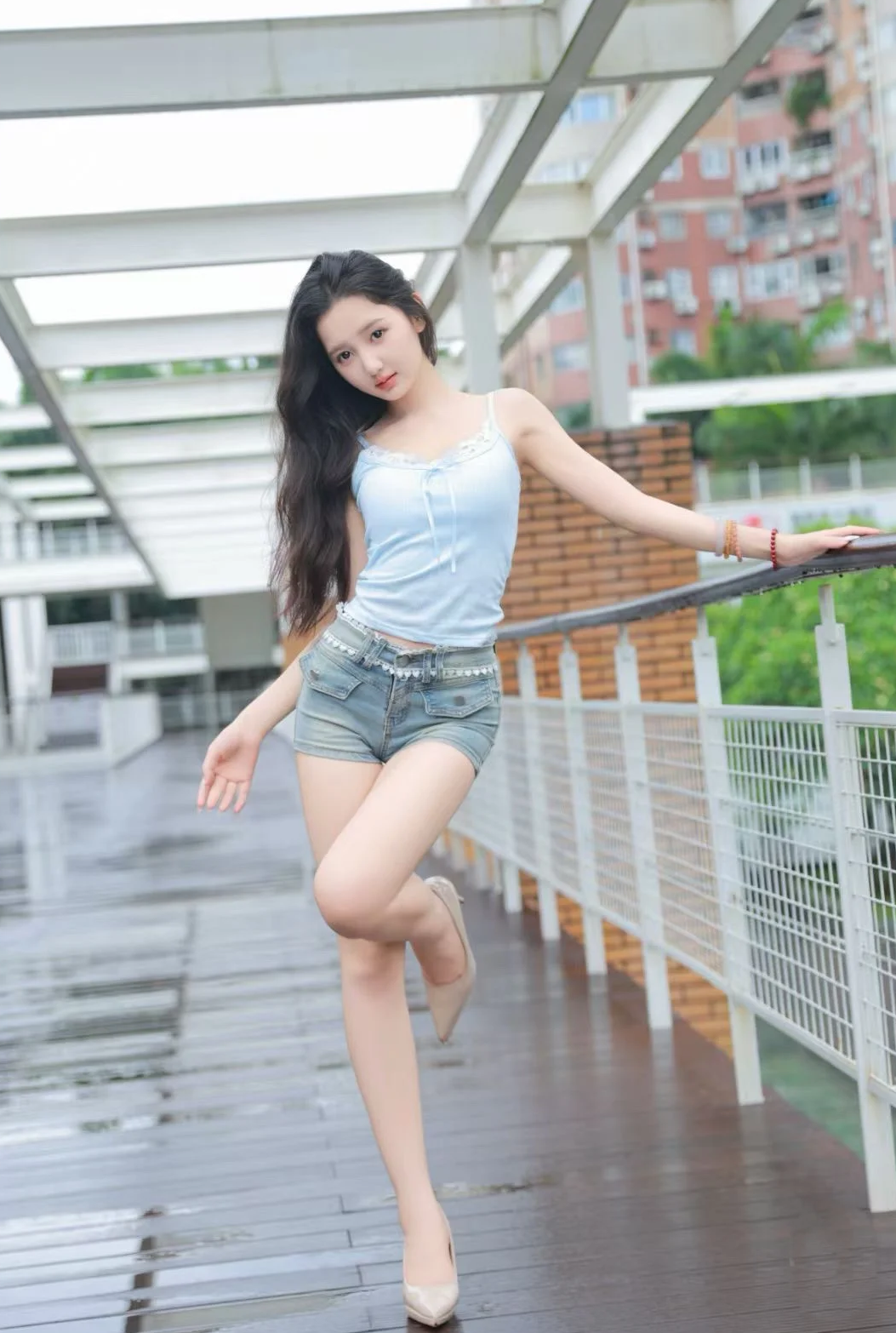 浅蓝吊带+牛仔短裤，夏日清爽松弛感拿捏
 
夏日街头，如何穿出清爽又时髦的松弛感？这套浅蓝吊带配牛仔短裤的组合，给出绝佳示范。
 
浅蓝吊带自带清新滤镜，蕾丝装饰与系带细节，为简约单品注入温柔小心思，