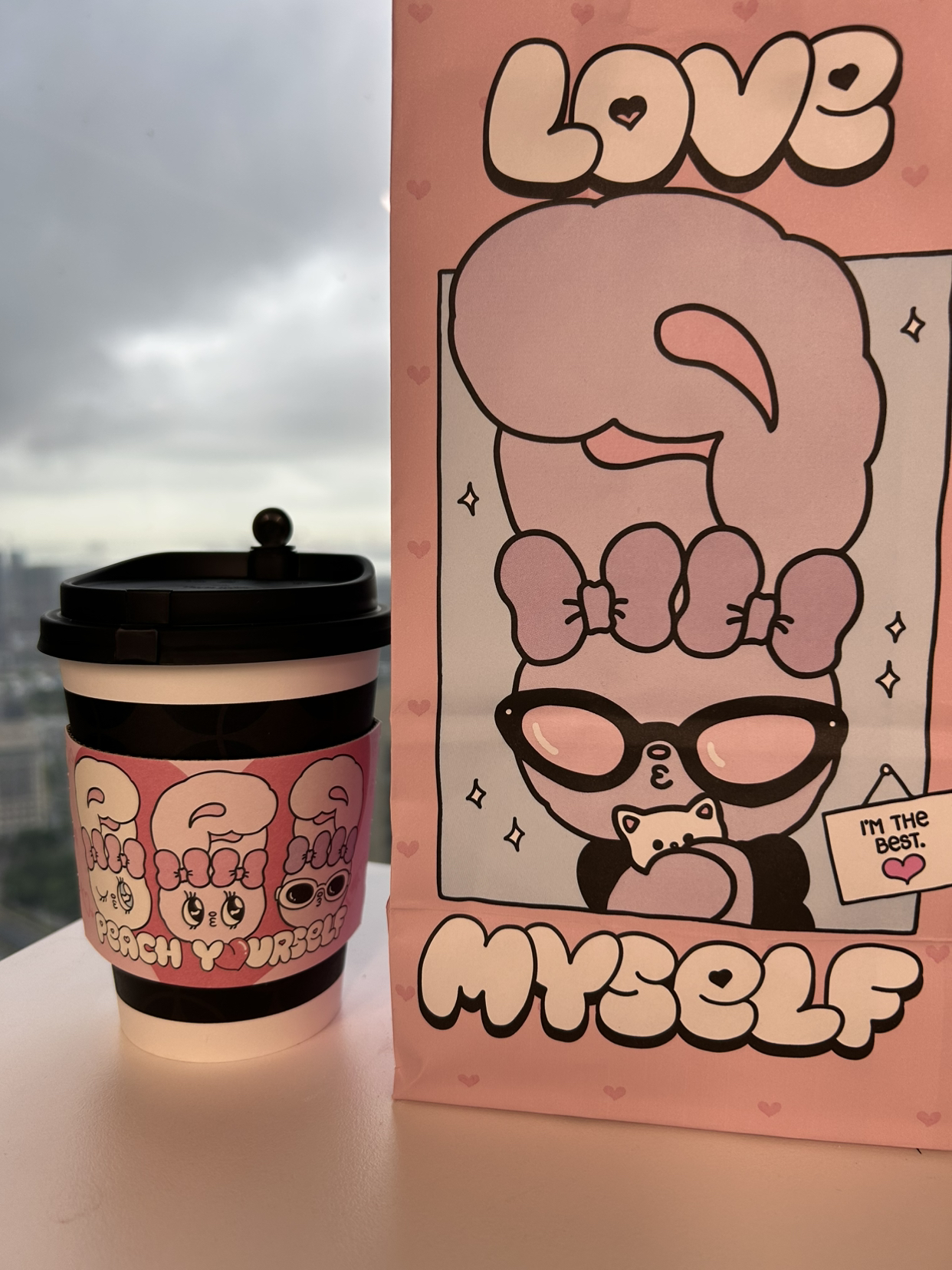 “peach yourself”被官方印上杯套，是一次典型的“官方玩梗”——把一句粗口谐音梗洗成带桃香的撒娇，再配一句“桃桃系列，心动上市”，让自嘲与自恋同时冒泡。  

有朋友问我怎么忽然热衷晒某咖