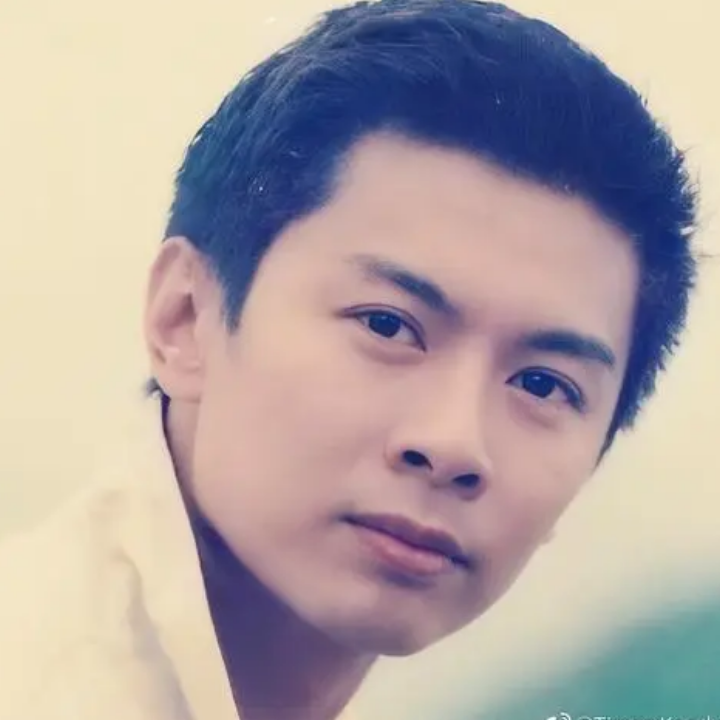 何宝生，出家揭秘。当年38岁的他放弃一切断红尘，遁入空门。他说，我除了富二代的身份，一无所有。

放弃亿万家产，而选择出家为僧，是什么让他做出这样的决定呢？

何宝生，他曾出演过梁羽生笔下最惨烈的男主