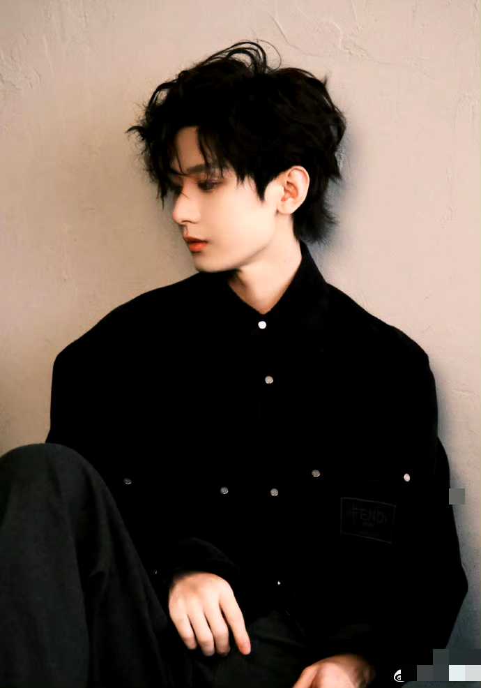 成毅确认参加湖南卫视跨年：成毅已经确认将参加湖南卫视的跨年晚会，这一消息得到了多个渠道的确认。成毅的粉丝对此感到非常兴奋，纷纷表示期待看到成毅在今年的跨年晚会上带来更多的惊喜。去年成毅在跨年晚会上演唱