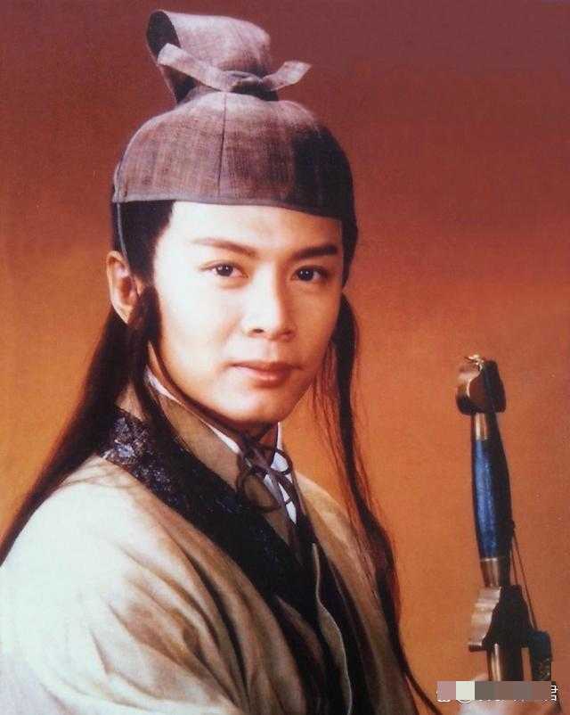 何宝生，一个衣食无忧的富二代，却在38岁巅峰时选择遁入空门，放弃百亿家产，他究竟经历了什么？
何宝生，他出演过金庸笑傲江湖的林平之，梁羽生笔下最经典的卓一航，与蔡少芬的情侣档更是让人津津乐道。然而，他