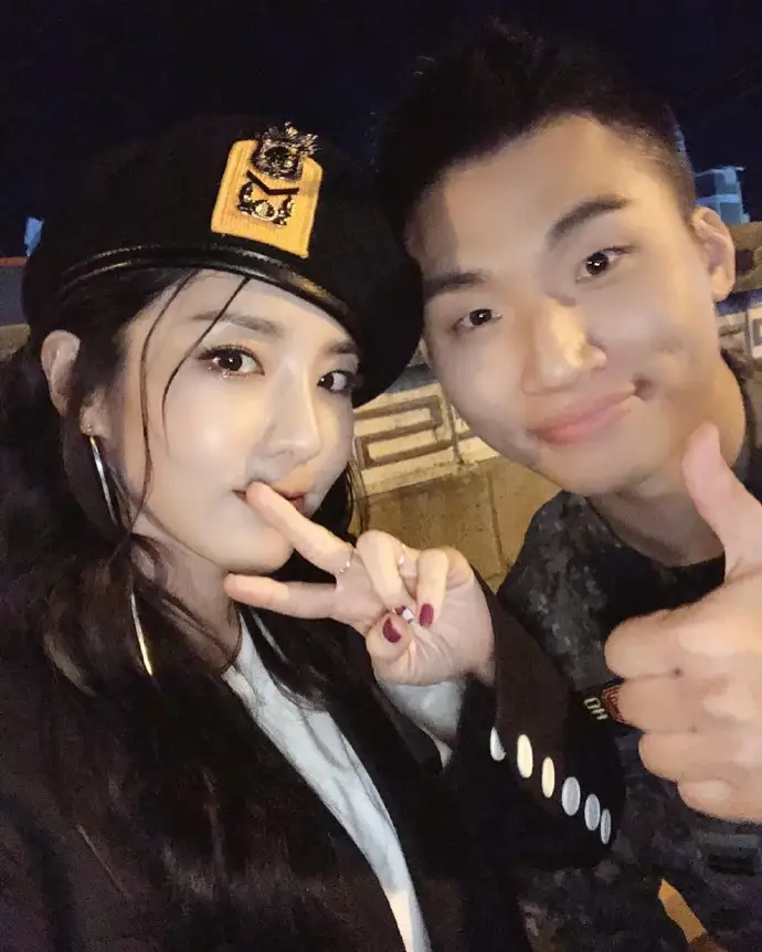 朴山多拉回应姜大声选择2NE1为YG贡献度最低。

姜大声近日参加了一档综艺节目，游戏环节中要求他把Teddy、Jinusean、2NE1和BLACKPINK按照对YG的贡献程度排列出来。

大声十分