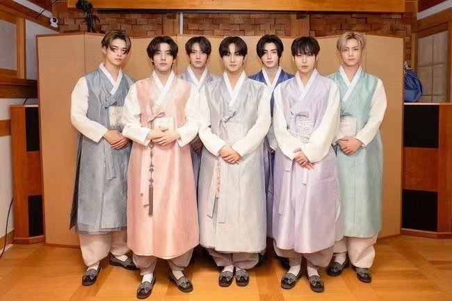 男团ENHYPEN说韩国新年登上热搜。

旗下艺人中文祝贺新春的热搜还热乎着，HYBE真的喜欢搞这些把戏