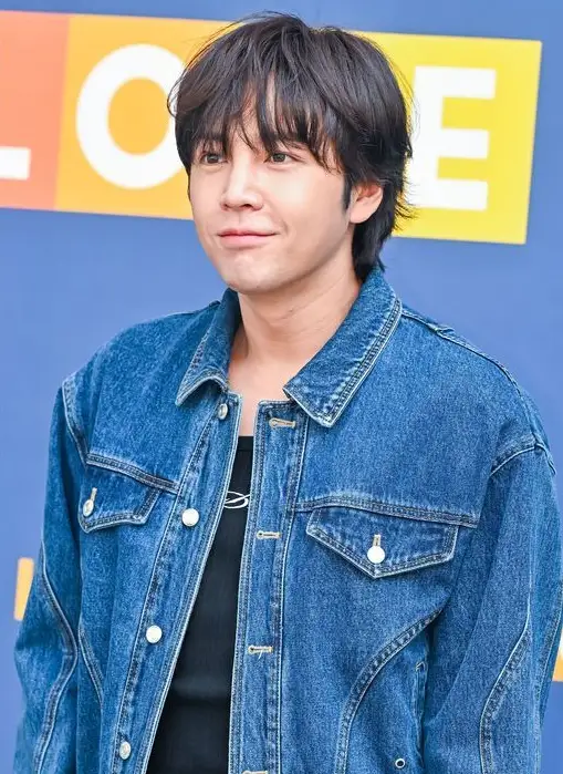 张根硕在线征婚。

他在出演好友的频道时说，“正如大家所知道的，我还是单身，正在度过自由自在的时间，最近很着急”。

去年拍摄时，他还亲自去了婚介所。描述心中的理想型是体贴的人，如果自己很晚回家妻子还