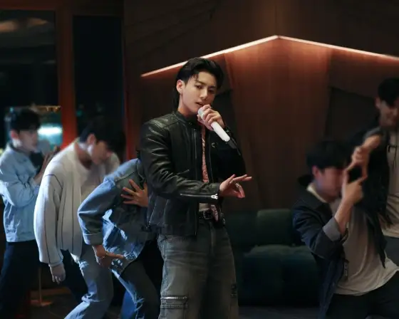 田柾国被日本K-POP粉丝们选为的最佳男偶像歌手第一名。

据报道的媒体称，田柾国虽然是组合里的老幺，但作为主唱站稳了脚跟，证明了超越世代的声音。添加了完美音调的田柾国的声音轻盈清爽，歌唱专家和著名音