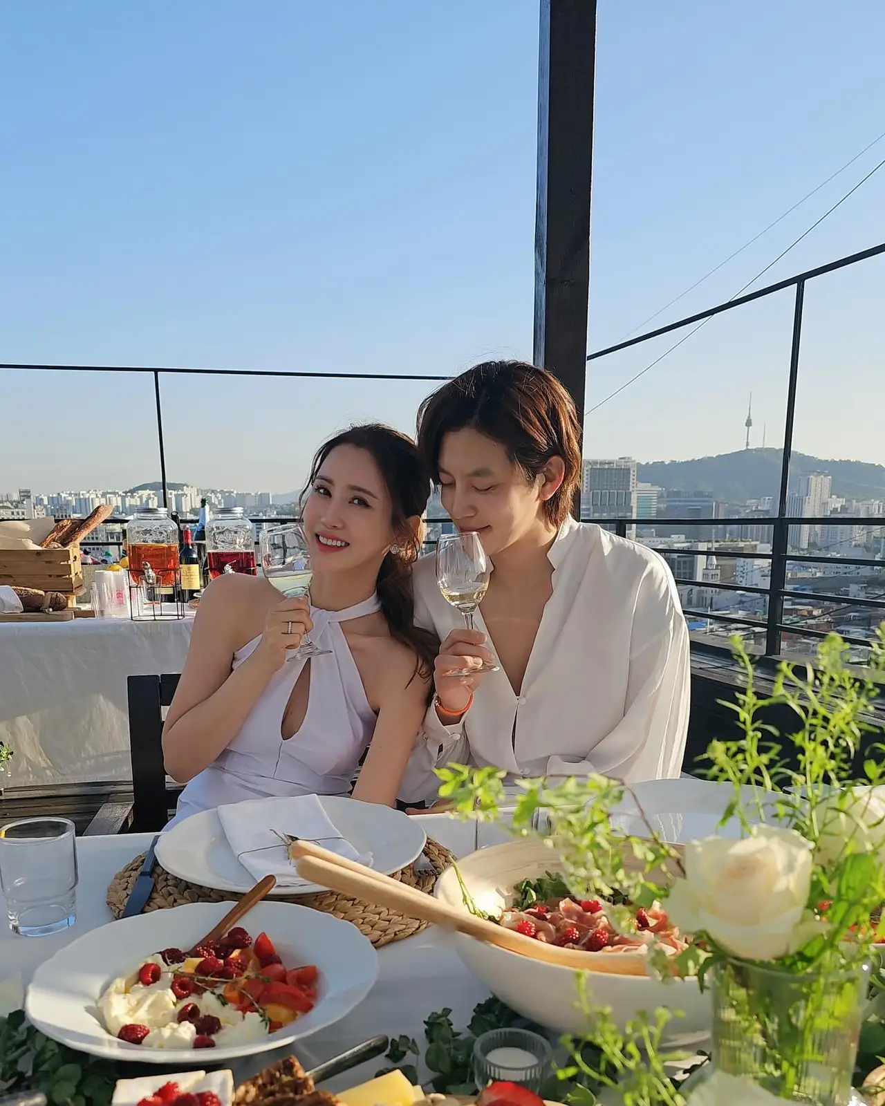 李多海发文庆祝结婚一周年。

“结婚一周年+恋爱9周年+（还没结束的）生日派对一次！！ 很开心！ 谢谢大家的祝贺！！！ 我爱你！！”

照片中的李多海和SE7EN穿着白色情侣装，手捧着庆祝蛋糕。

网