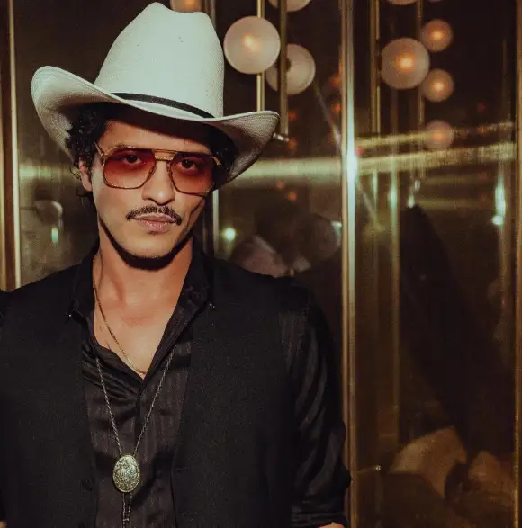 米高梅为火星哥发声。

近日有传闻称火星哥（Bruno Mars）因为赌博欠了5000万美元，与赌城签下驻唱协议，以表演的方式偿还 。

米高梅官方回应了此事，称此事完全是子虚乌有。他们和火星哥的合作