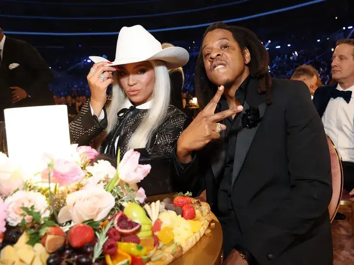 Jay-Z在格莱美领奖台为妻子Beyonce抱不平。

他说。“我不想让这位年轻的女士尴尬。但她比任何人获得的格莱美奖都要多，却从来没有获得过年度最佳专辑奖。”

“想想吧，获得最多的格莱美奖项，从来