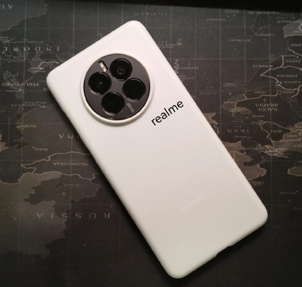 [资讯]真我GT5 Pro真机曝光 撞脸华为Mate50 Pro。Realme 真我GT5 Pro将会搭载骁龙8 Gen 3移动平台，配备5400mAh电池，支持最高240W有线快充。后置50MP+5