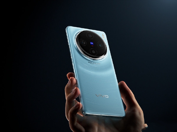 [新品]vivo X100 Pro外观正式公布，主打高颜值！vivo X100 Pro采用蓝色水波纹玻璃配色，质感十足，中间居中的摄像模组像日月，后背再以星轨为灵感，有丝丝银河划过留下的痕迹。