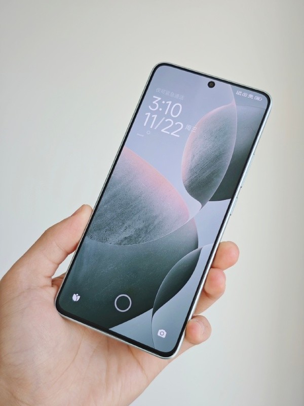 [新品]Redmi K70E真机图曝光，边框控制惊人 提供1TB版本。Redmi K70E将全球首发天玑8300-Ultra处理器，安兔兔V10综合跑分超过150万分。屏幕方面，Redmi K70E将