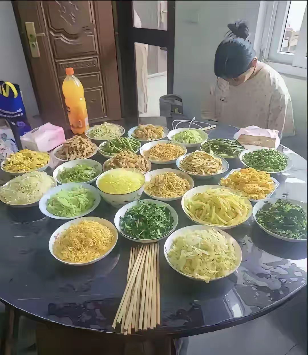 第一次带女朋友回家见家长，她为什么一直低着头？