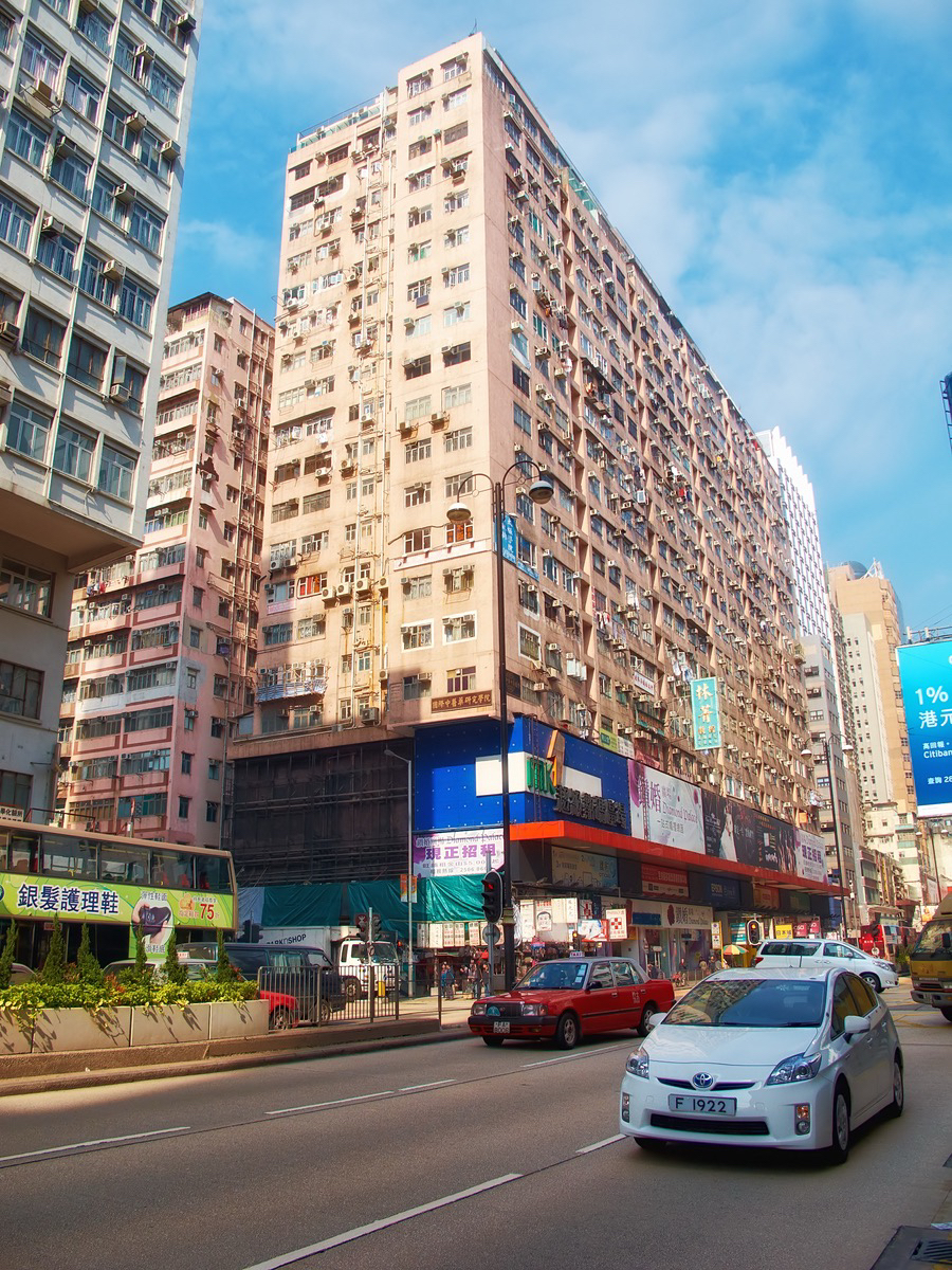 2024年，香港楼市仿佛一夜回春，成交量竟突破近三年新高，据数据显示，全年香港整体楼宇买卖合约登记量高达67979宗，相比去年增长了17.1%。其中，住宅楼宇的成交量更是达到了53099宗，这一数字同