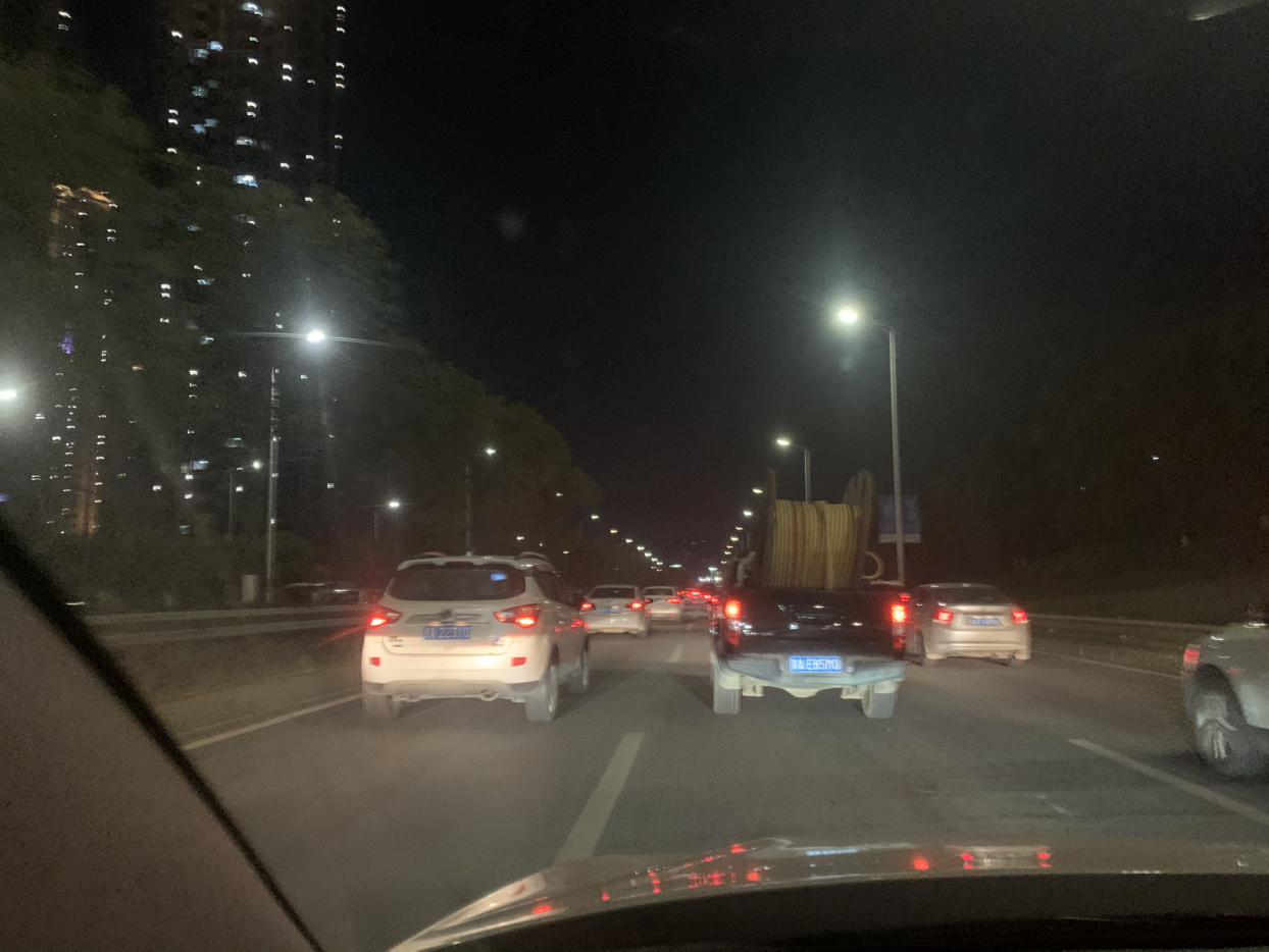 第一批“聪明人”已经堵在路上了，春节前夕，避开高峰归家的人们仍集体被堵在路上， spring festival traffic jam上演。
自1月14日春运大幕拉开以来，不少网友在网上分享了自己的堵