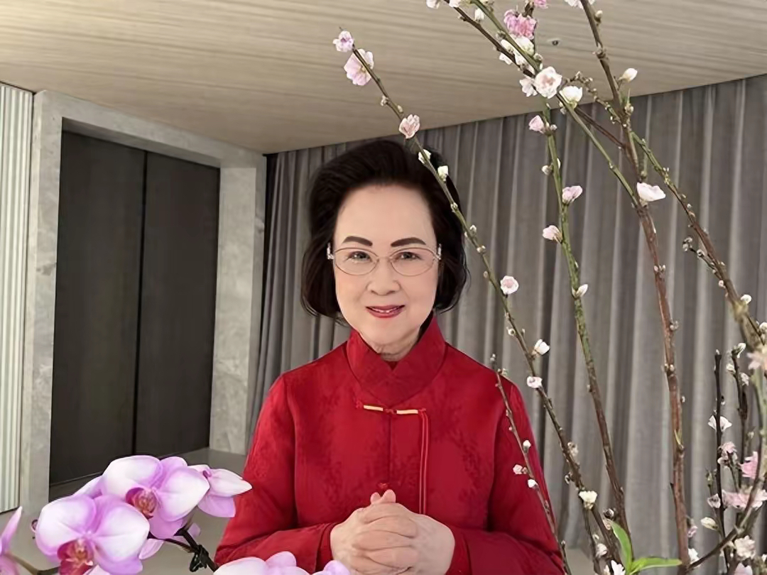 真希望这是一则假消息，但琼瑶真的离开了我们，一代言情小说女王，86岁的琼瑶女士，在家中选择了轻生，结束了她辉煌的一生。

琼瑶，这个名字对于很多人来说，是青春的记忆，是情感的寄托。她的作品，如《还珠格